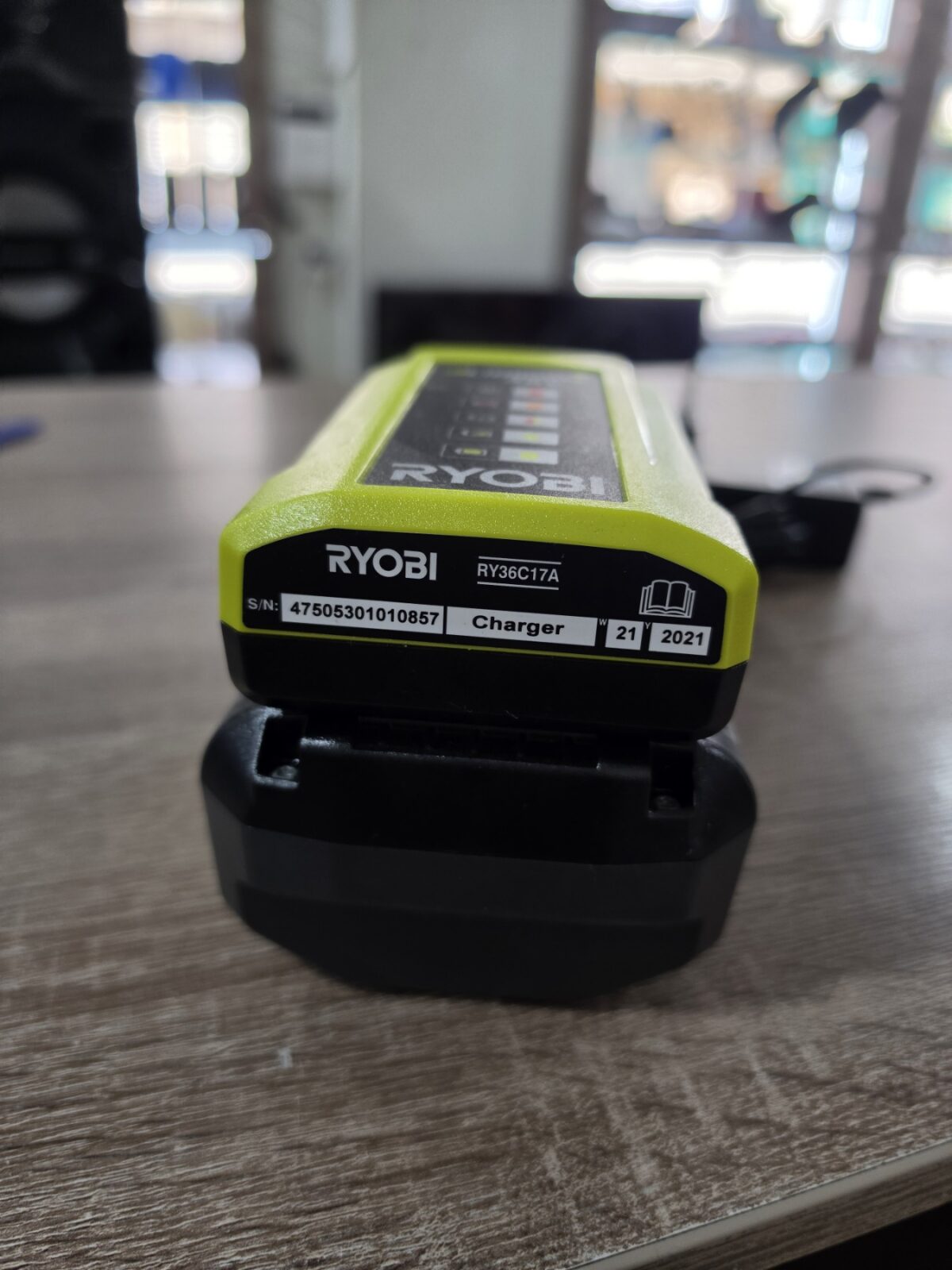 Акумулаторен листосъбирач Ryobi RBV36B с 2батерии и зарядно - Image 9
