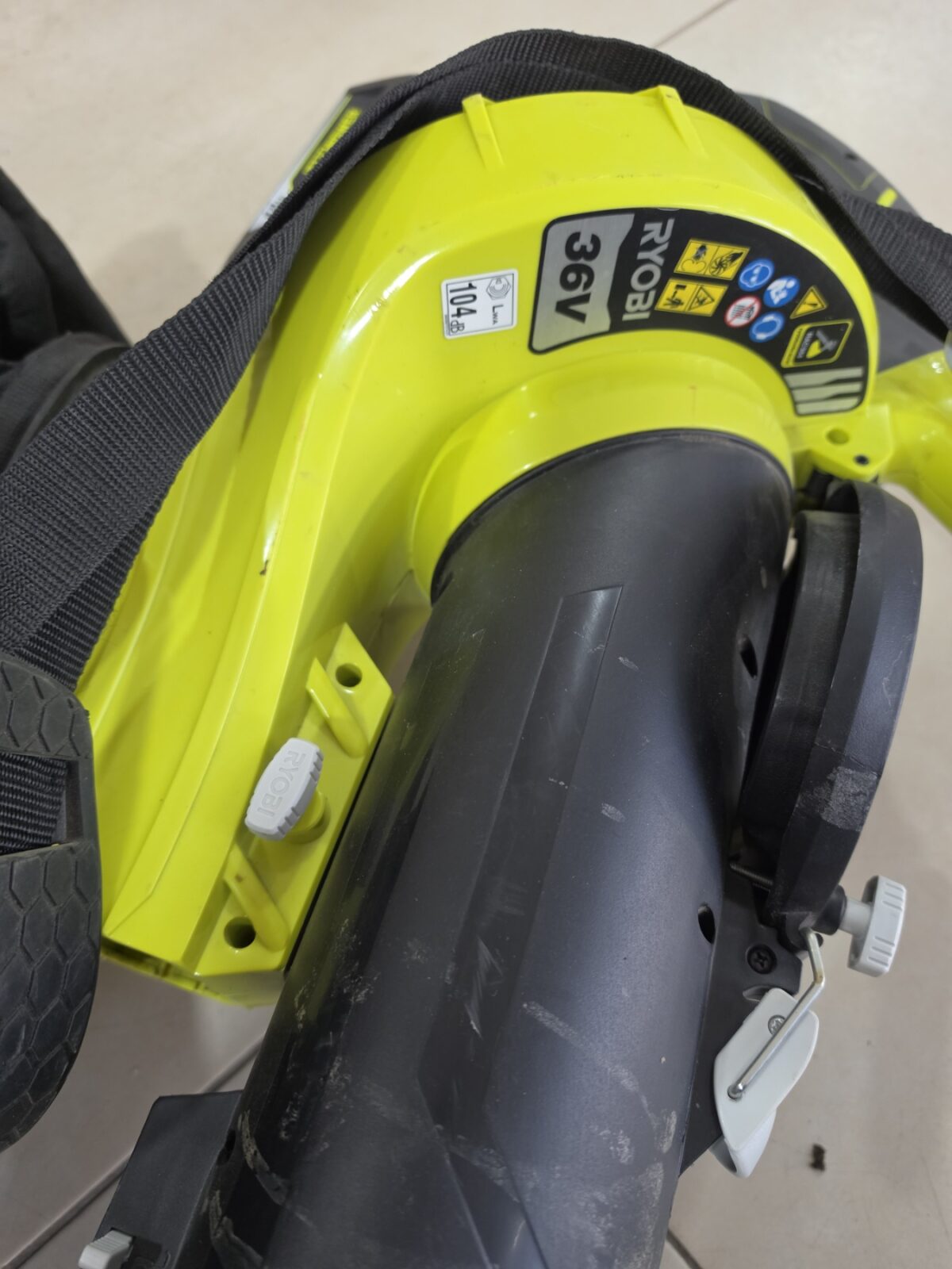 Акумулаторен листосъбирач Ryobi RBV36B с 2батерии и зарядно - Image 6