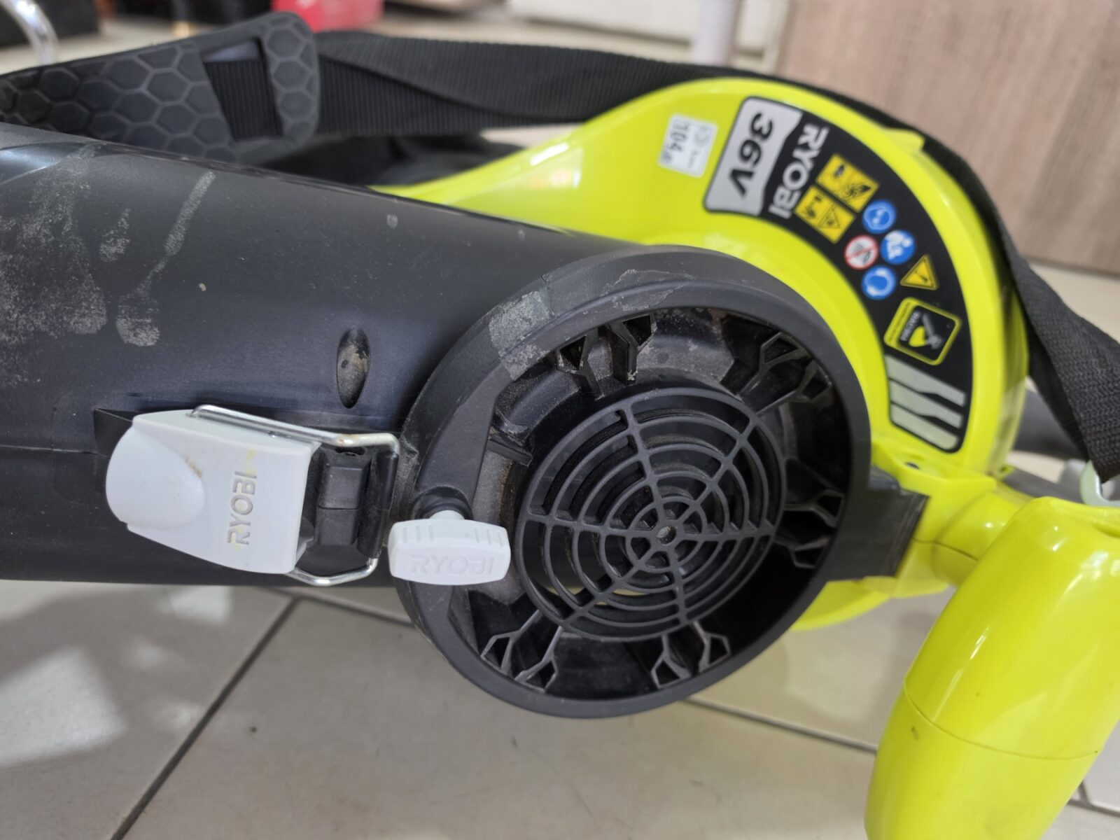 Акумулаторен листосъбирач Ryobi RBV36B с 2батерии и зарядно - Image 8