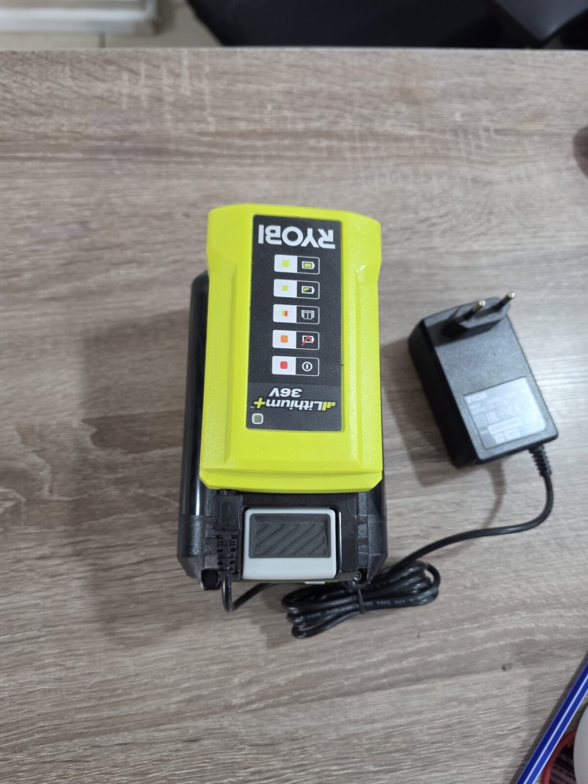 Акумулаторен листосъбирач Ryobi RBV36B с 2батерии и зарядно - Image 10