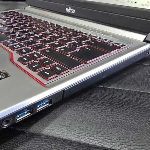 Лаптоп Fujitsu Lifebook E734, 13.3", i7-4610M, 8GB RAM, 256GB HDD