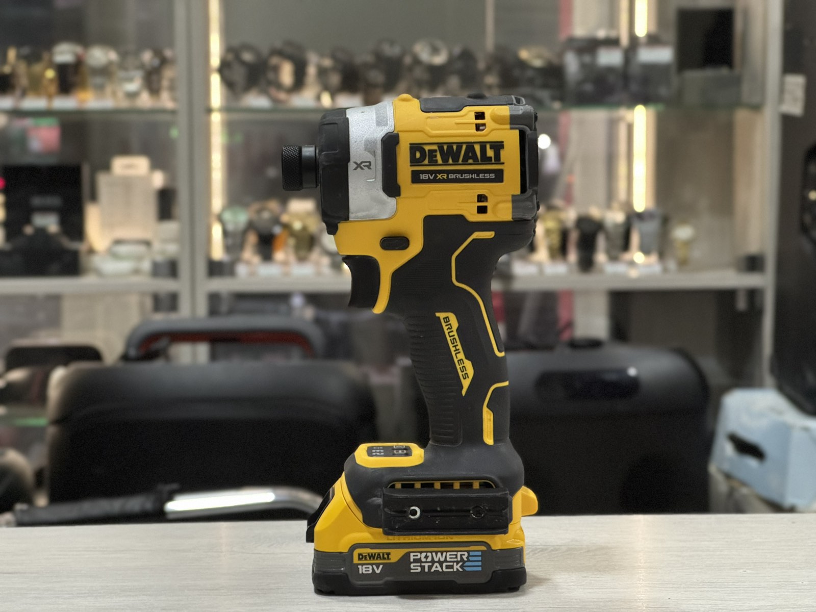 Акумулаторен ударен винтоверт DeWALT DCF860