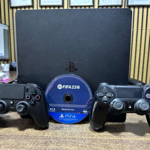 Продавам PlayStation 4 Slim + 2 джойстика + FIFA 23